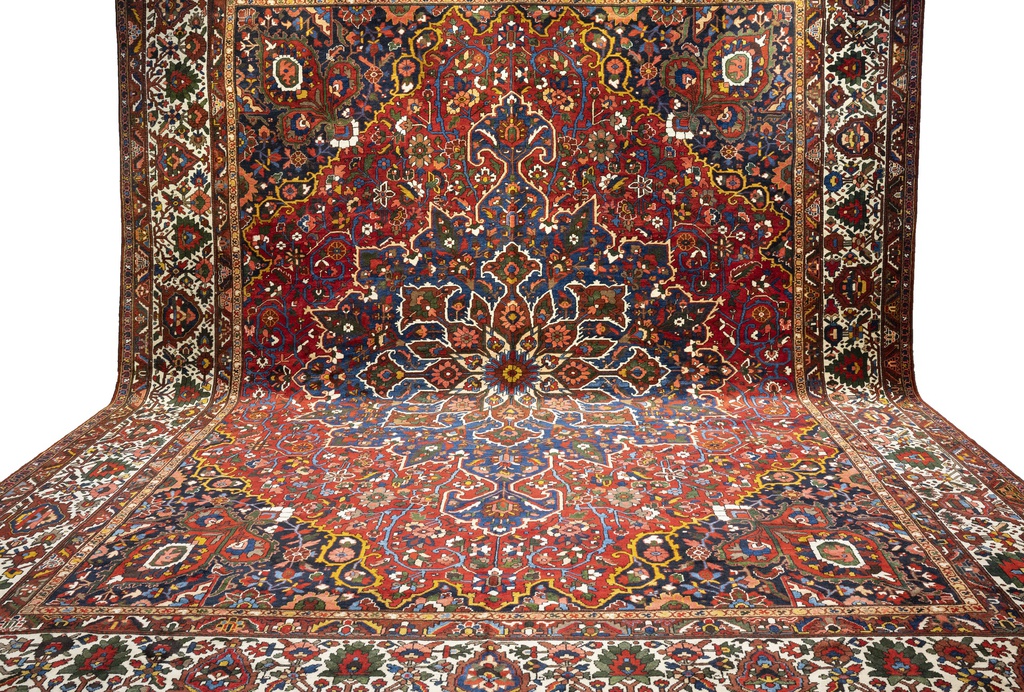 فرش دستباف آنتیک بختیاری طرح ترنجی بیست و چهار متری